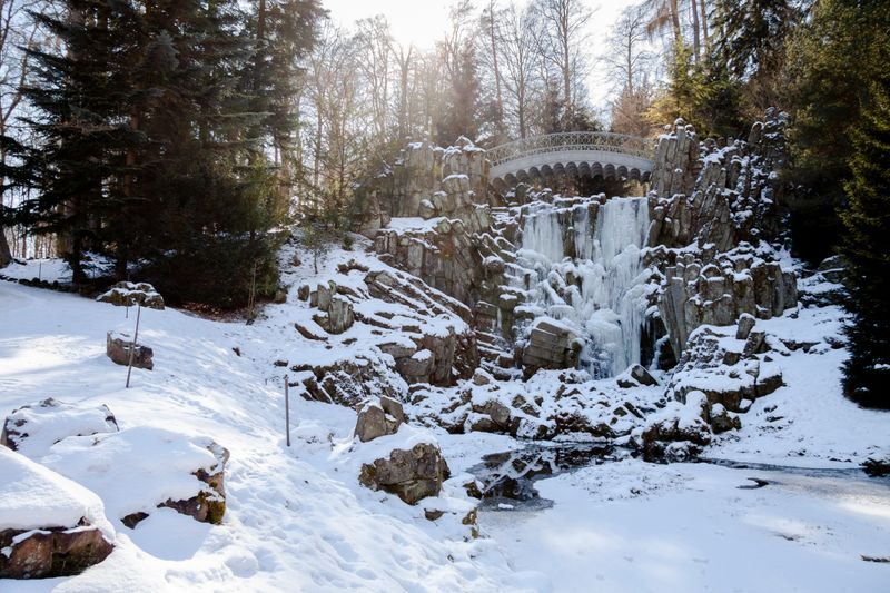 Schlosspark Wilhelmshöhe, verschneite Teufelsbrücke _MA91786